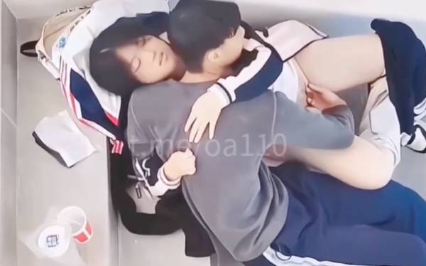 [Sex học sinh] buổi trưa 2 bạn cùng lớp rủ nhau ra cầu thang móc cua